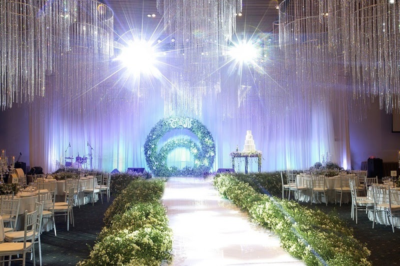 Xu hướng decor không gian tiệc cưới bằng hoa tươi ấn tượng